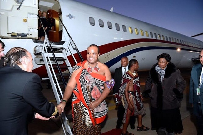 Vua Mswati III đã bị chỉ trích vì có lối sống xa hoa trong khi phần còn lại của đất nước còn nghèo.
