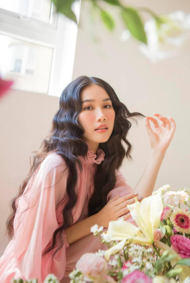 Á hậu Phương Anh đẹp tựa nàng thơ, Ngọc Thảo lên đồ sang chảnh uống cafe trong khu cách ly - 2