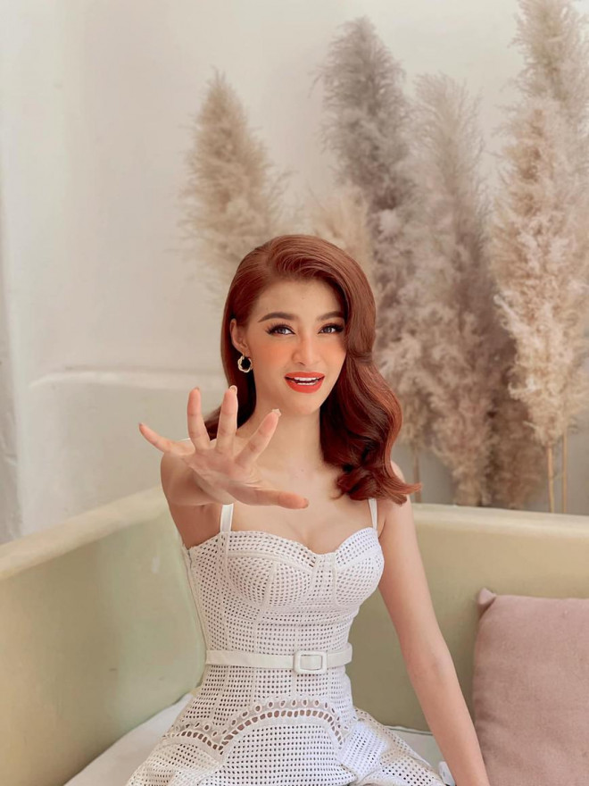 Á hậu Phương Anh đẹp tựa nàng thơ, Ngọc Thảo lên đồ sang chảnh uống cafe trong khu cách ly - 9