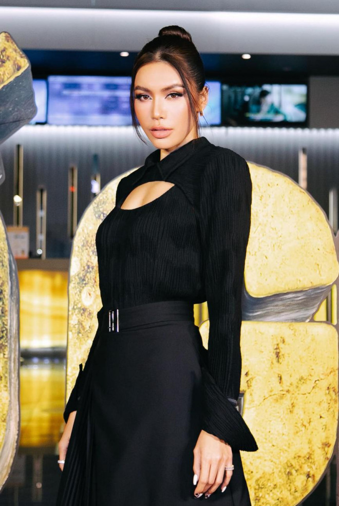 Á hậu Phương Anh đẹp tựa nàng thơ, Ngọc Thảo lên đồ sang chảnh uống cafe trong khu cách ly - 17