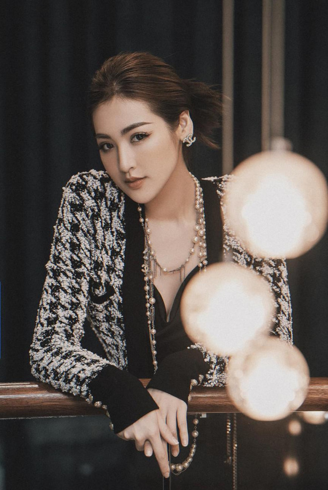 Á hậu Phương Anh đẹp tựa nàng thơ, Ngọc Thảo lên đồ sang chảnh uống cafe trong khu cách ly - 16