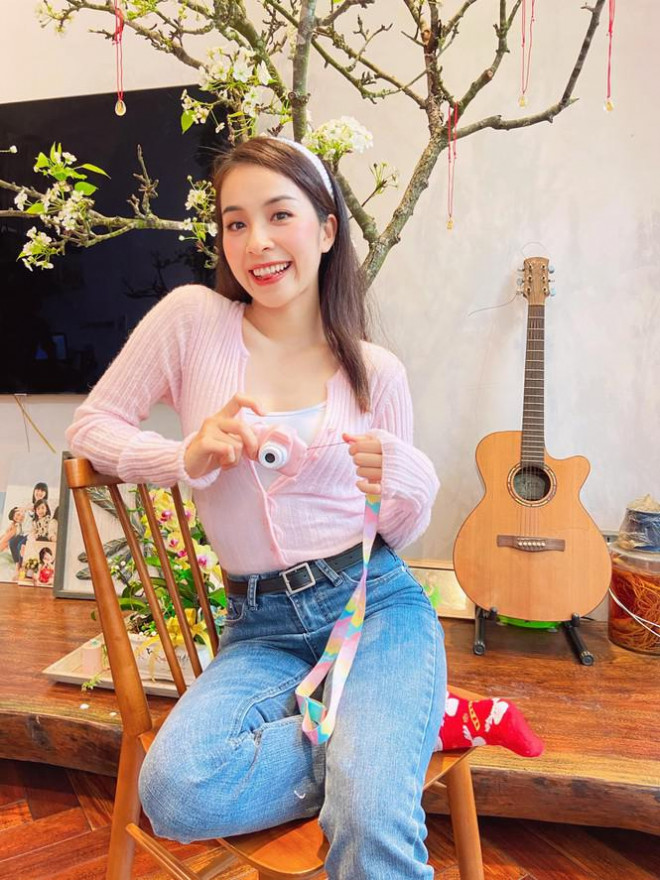 Ninh Dương Lan Ngọc mong manh tựa nàng thơ, Thuý Ngân khoe chân thon dài 'cực phẩm' - 10
