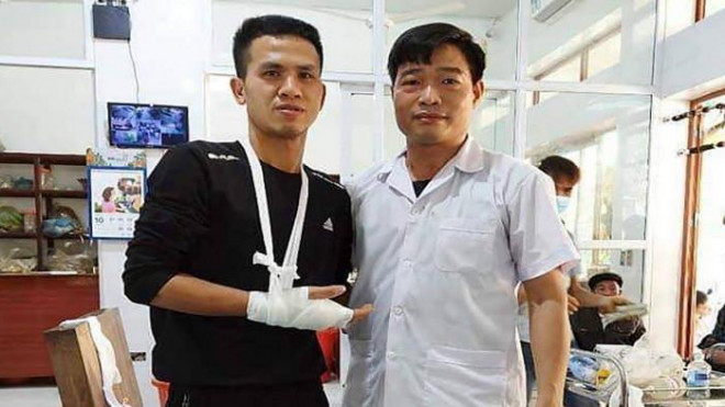 Tài xế Nguyễn Ngọc Mạnh (bên trái) đi điều trị rạn xương ngón tay hôm qua