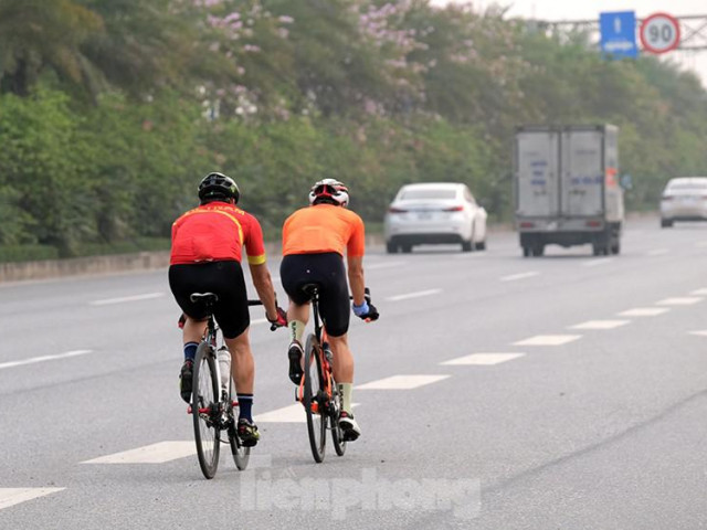Tin tức trong ngày - Lạnh gáy cảnh "đua" xe đạp, lái ba gác trên đại lộ Võ Nguyên Giáp