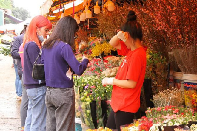 Chợ hoa Quảng Bá tấp nập người bán, kẻ mua trước ngày 8/3.