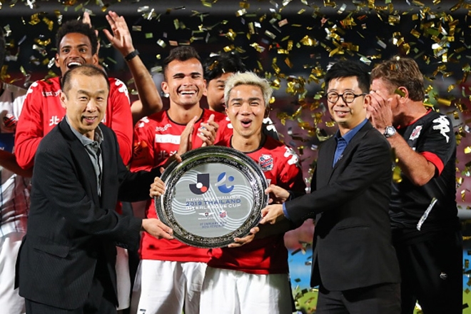 Benjamin Tan (bìa phải) tổ chức nhiều giải giao hữu kết nối Thái League với các giải đấu hàng đầu châu Á như J.League 1.