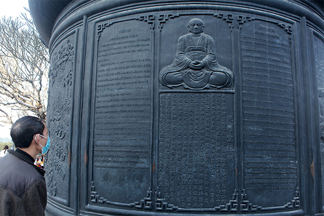 Vạc Phổ Minh được đúc vào tháng 2 năm Nhâm Tuất (1262), là một trong bốn công trình nghệ thuật dưới thời Lý, Trần cùng với tháp Báo Thiên, chuông Quy Điền, tượng Di Lặc ở chùa Quỳnh Lâm. Tương truyền, vạc Phổ Minh được đúc bằng đồng, nặng khoảng 20 tấn với nhiều hình chạm khắc tinh vi như rồng uốn lượn, trên chim lạc tung bay, dưới non sông cẩm tú
