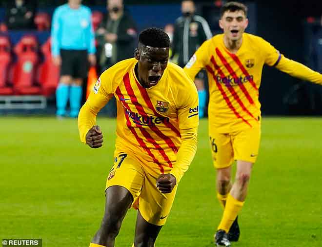 Ilaix Moriba (trái) có bàn thắng đẹp ra mắt đội 1 của Barca
