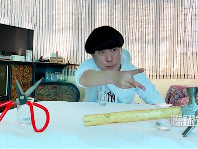 Video Clip Cười - Câu chuyện buồn của một chàng trai cô đơn