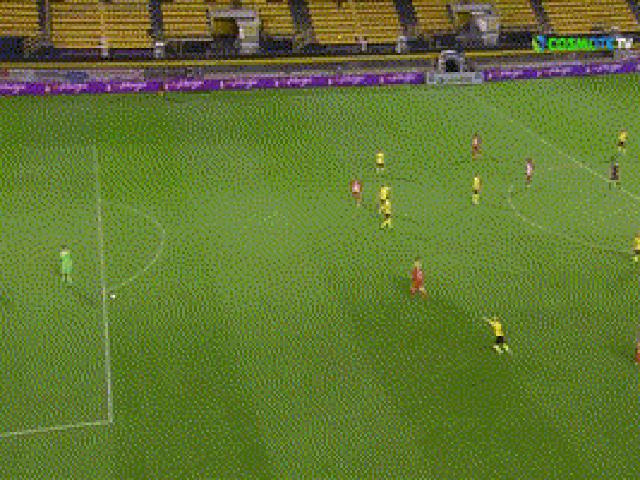 Media - Tiền đạo lẻn ra sau thủ môn cướp bóng ghi bàn