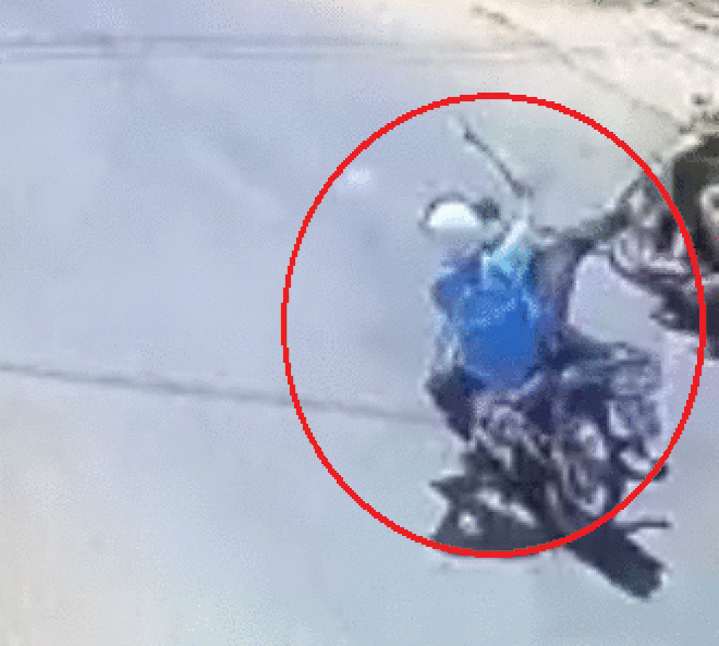 Video: Tuột tay cầm, lái xe máy văng ra đường ngã lộn nhiều vòng - 1