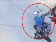 Thế giới xe - Video: Tuột tay cầm, lái xe máy văng ra đường ngã lộn nhiều vòng