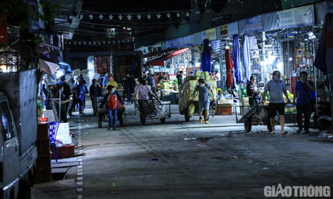 22h ngày 7/3, chợ đầu mối Long Biên (Hà Nội) tấp nập người mua kẻ bán. Đây cũng là thời điểm những lao động làm thuê, bốc vác từ các nơi đổ về.