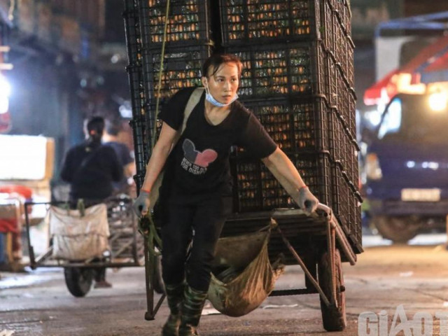 Tin tức trong ngày - Ước mong lấy công việc làm quà 8/3 của những nữ "cửu vạn" chợ Long Biên