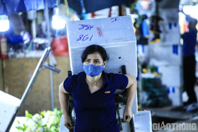 “Bươn chải ở nơi đất khách vất vả lắm, không ai thân quen, chỉ muốn về quê nhưng nghĩ về gia đình còn cơ cực tôi chẳng dám ngơi nghỉ. Cố gắng cả tối cũng được 200.000 - 300.000 đồng, trừ chi phí nhà trọ, ăn, uống cũng dư ra đôi triệu gửi về quê. Ngày lễ thấy chị em phụ nữ hạnh phúc bên chồng, con cũng chạnh lòng, lắm lúc quay mặt đi khóc thầm rồi nén vội giọt nước mắt tủi thân để lại còng lưng làm việc tiếp”, chị Luyến bày tỏ.