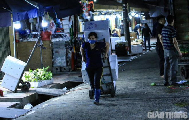 Lên Hà Nội mưu sinh ngót nghét chục năm, nhưng chưa khi nào chị Nguyễn Thị Luyến (quê Hà Nam) nghĩ tới ngày đặc biệt dành cho mình. Chị tâm sự, ở quê vất vả, quanh năm "bán mặt cho đất, bán lưng cho trời” vẫn không đủ ăn, chồng lại thường xuyên đau ốm, hai con đang tuổi ăn học nên một mình phải lên thành phố mưu sinh.