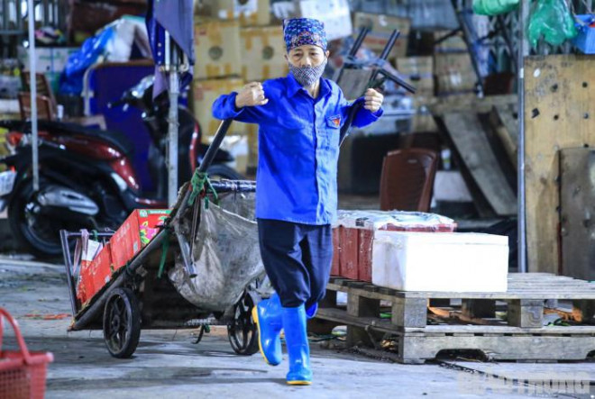 Không ở đâu, "cửu vạn" nữ lại đông như chợ Long Biên. Họ có độ tuổi khác nhau, nhưng đều chung một công việc "bán sức" lao động để kiếm sống.