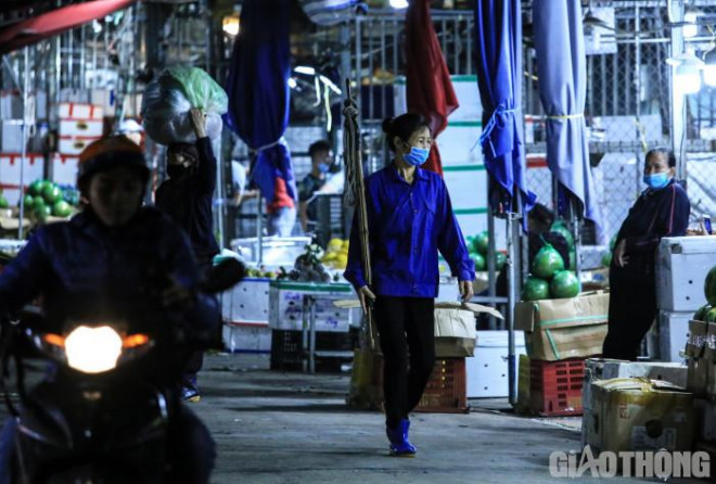 Khác với chị Luyến, chị Điêu Thị Loan (quê Phú Thọ) không có điều kiện để mua một chiếc xe kéo cho mình, thay vào đó là chiếc đòn gánh được nẹp bằng hai thanh tre để tạo thêm độ bền chắc. Trước khi trở thành “cửu vạn” tại chợ Long Biên, chị Loan từng làm công nhân tại địa phương với mức lương 6.000.000 đồng/tháng. Tuy nhiên, do ảnh hưởng của dịch Covid-19, công ty cắt giảm nhân sự, thu nhập chỉ còn một nửa, không đủ trang trải cuộc sống, chị đành phải chuyển nghề.