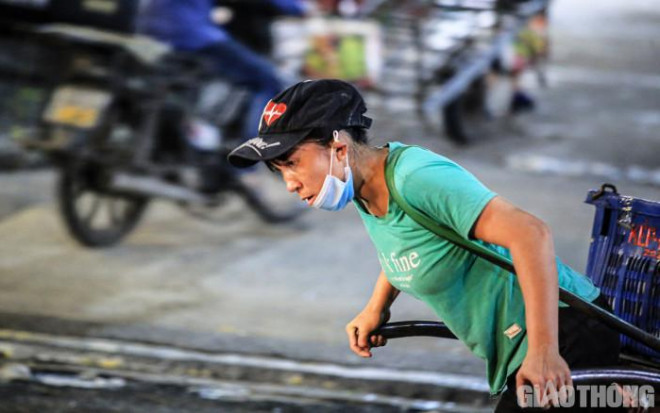 Phía sau đôi vai gầy mỏng manh kia là nỗi lo toan về cơm, áo, gạo, tiền...