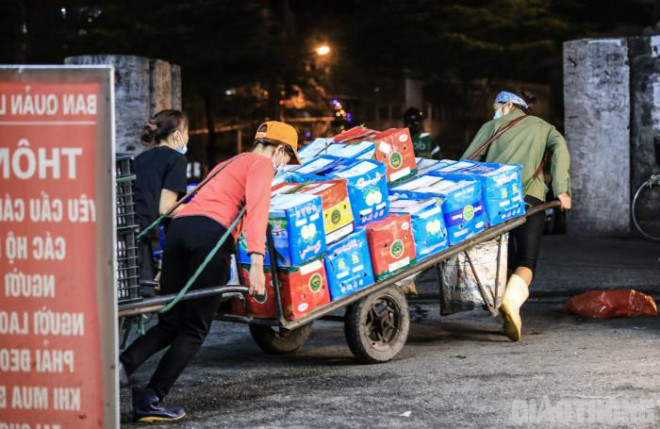 Đồng hồ điểm qua 0h ngày 8/3, khu chợ đầu mối càng trở nên nhộn nhịp. Những tấm lưng nữ "cửu vạn" đã thấm đẫm mồ hôi nhưng bước chân của họ vẫn thoăn thoắt, lao thật nhanh ra nơi tập kết để kịp chuyến hàng tiếp theo...