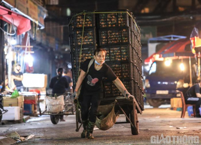 Hình ảnh "thân cò" kéo xe hàng nặng đến cả tấn khiến "cánh mày râu" cũng phải kinh ngạc.