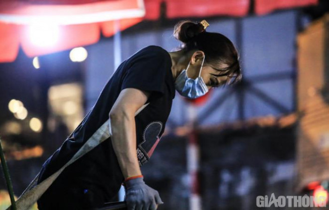 Con dốc trước cổng chợ vẫn là thử thách lớn nhất. Họ phải gồng mình, lấy hết sức bình sinh mới có thể vượt qua.