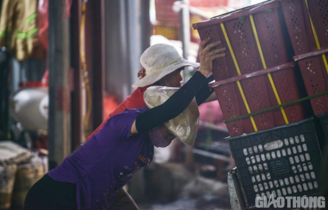 Dường như, những người phụ nữ tảo tần này không còn để ý tới cảnh vật xung quanh, ai cũng tập trung để hoàn thành công việc của mình.