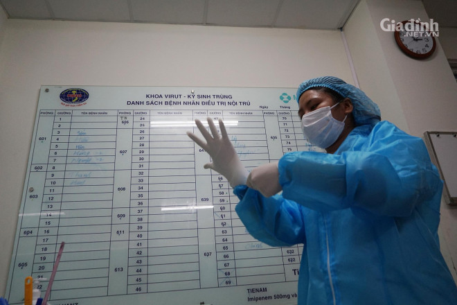 Tại Khoa Virus - Ký sinh trùng (BV Bệnh Nhiệt đới TƯ), các nữ điều dưỡng viên bắt đầu công việc vào khoảng 6h sáng.