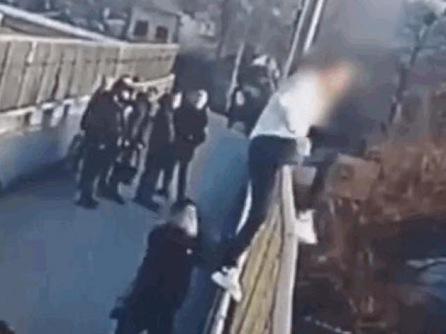 Media - Clip: Học theo "trend" TikTok, cô gái trèo lên thành cầu tự tử