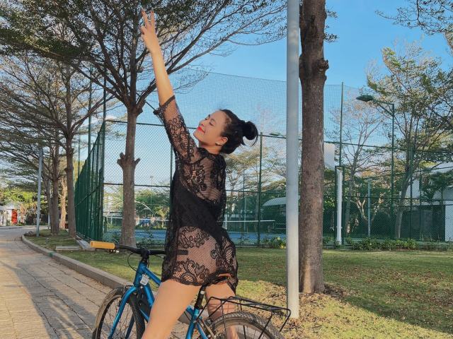 Hoàng Thuỳ Linh mặc bikini lưới đạp xe không "áp lực" bằng Đỗ Mỹ Linh diện váy lụa mỏng