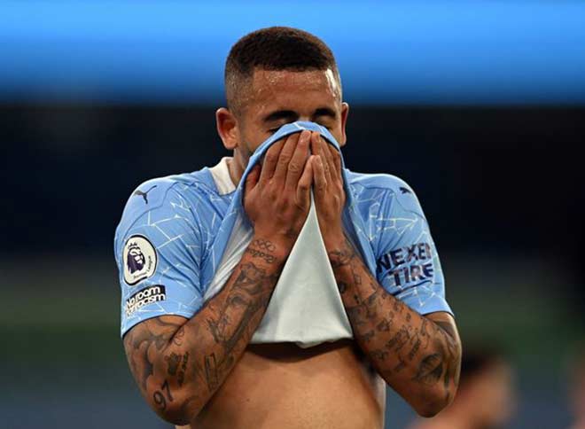 Gabriel Jesus có một ngày thi đấu thảm họa cho Man City trong trận derby Manchester