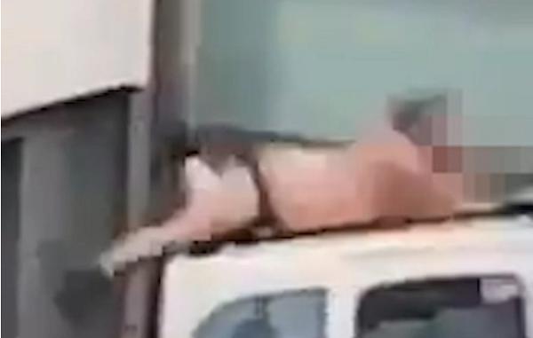 Người đàn ông bán khỏa thân cố gắng bám vào bệ cửa sổ nhưng cuối cùng vẫn ngã xuống dưới.