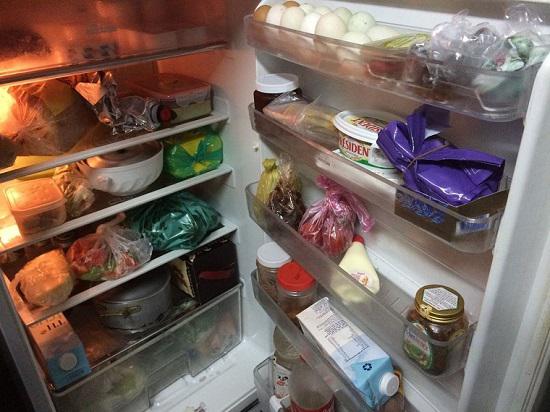Việc bảo quản thực phẩm trong tủ lạnh lâu ngày sẽ làm tăng số lượng vi khuẩn, thậm chí có thể dẫn đến ngộ độc thực phẩm.