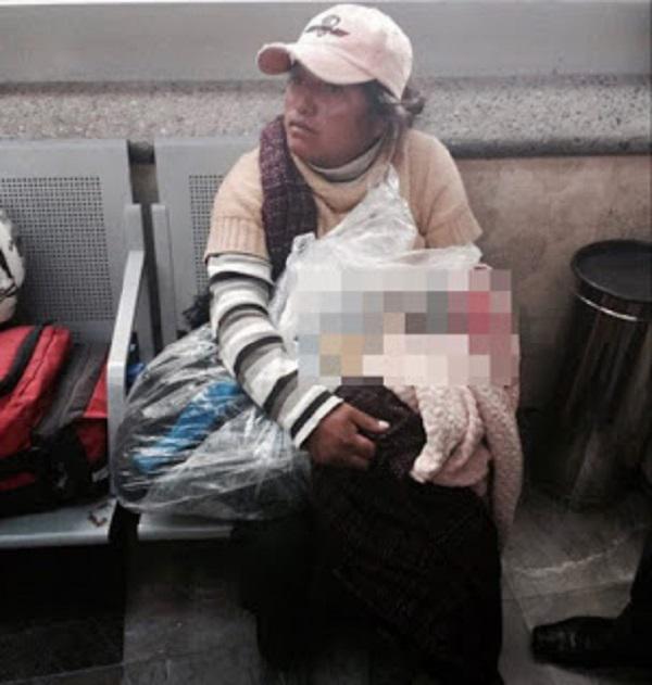 Người phụ nữ ôm chặt bọc nilon ở trạm xe bus, tưởng là kẻ bắt cóc nhưng sự thực quá đau lòng - 2