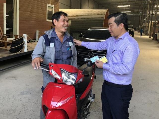 Tin tức trong ngày - Tin tức 24h qua: Chủ xe ô tô nói lí do vì sao lại tặng quà cho người va chạm xe với mình