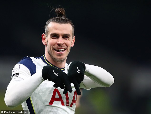 Bale ăn mừng cú đúp bàn thắng vào lưới Crystal Palace