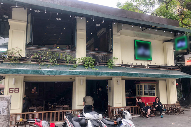 Theo ghi nhận của phóng viên tại khu vực Cầu Giấy, Thanh Xuân, Hoàng Cầu… tất cả hàng quán ăn uống, dịch vụ đều bắt đầu mở cửa trở lại từ sáng sớm ngày 2/3.