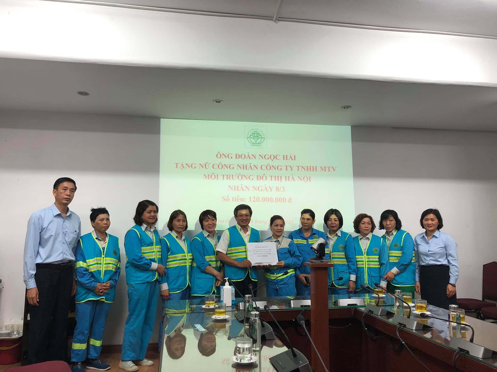 Ông Đoàn Ngọc Hải tặng 120 triệu đồng cho nữ công nhân môi trường Hà Nội nhân dịp 8/3.