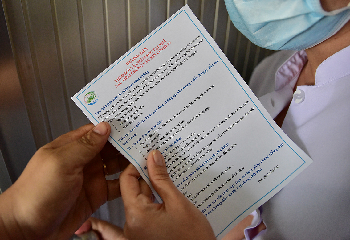 Mỗi người tiêm được phát một bảng theo dõi và chăm sóc tại nhà sau tiêm chủng. Các điểm tiêm chủng sẽ được tổ chức tại bệnh viện, bệnh xá, trạm y tế, điểm tiêm lưu động nhưng đó phải là nơi đã được tập huấn về tiêm chủng vắc xin ngừa COVID-19. Mỗi điểm tiêm chỉ tiêm dưới 100 người/buổi tiêm chủng để thực hiện đầy đủ các bước khám sàng lọc, hỏi tiền sử, người có sốt, ho sẽ tạm hoãn đợi buổi tiêm kế tiếp.