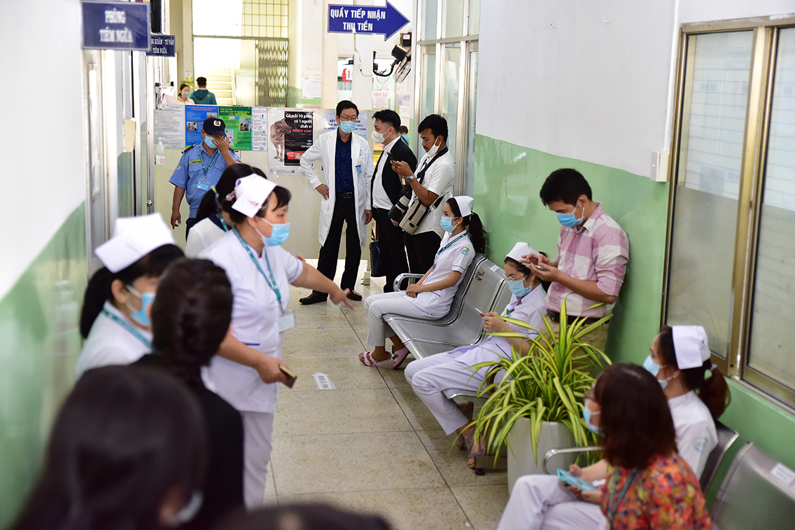 Các nhân viên y tế của Bệnh viện Bệnh Nhiệt đới TP.HCM có mặt tại khu vực tiêm để tiêm những mũi vắc xin ngừa COVID-19 đầu tiên. Theo Bộ Y tế, đội ngũ y, bác sỹ của bệnh viện này là đơn vị đầu tiên ở khu vực phía Nam được ưu tiên tiêm vắc xin AstraZeneca ngừa COVID-19.