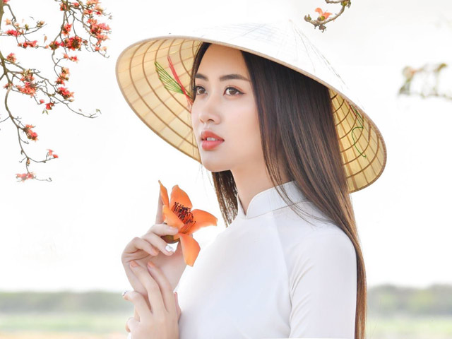 Bạn trẻ - Cuộc sống - Thiếu nữ đẹp tựa bức tranh bên hoa gạo đỏ ngợp trời