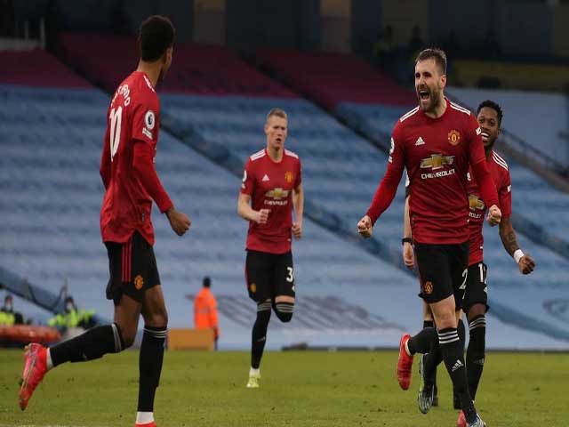 Bóng đá - Đỉnh cao derby Manchester: MU phản công sắc như dao, Shaw lạnh lùng hạ Man City