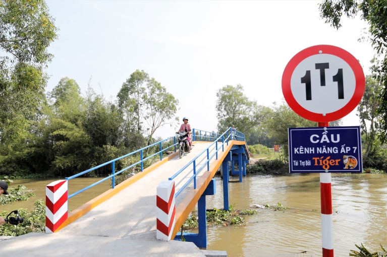 ..và tái chế thành vật liệu xây cầu hỗ trợ cộng đồng