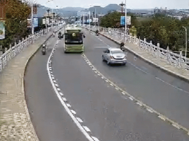 Thế giới xe - Học sinh bo cua xe máy, đâm trúng đầu xe buýt