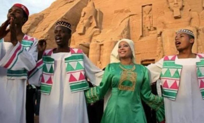 Người Nubia kỷ niệm Ngày Nubia vào ngày 7/7 hàng năm không vì một lý do cụ thể nào, ngoại trừ số 7 có ý nghĩa quan trọng trong lịch sử, ngày tháng và các ý nghĩa văn hóa khác nhau của bộ lạc họ. (Ảnh: Egypt Today)