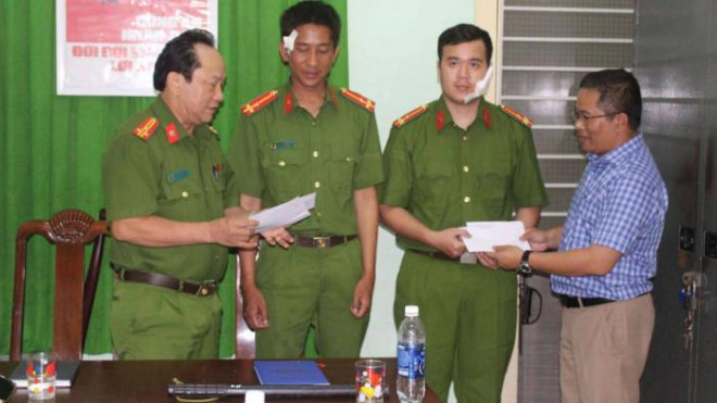 Lãnh đạo UBND quận Sơn Trà và lãnh đạo Công an quận thăm hỏi, động viên 2 chiến sĩ bị thương khi làm nhiệm vụ