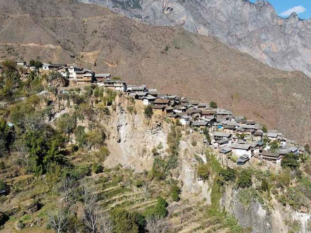 Du lịch - Thành phố cổ nguy hiểm nhất được bao bọc bởi 3 vách đá, hàng trăm cư dân sống bên trên