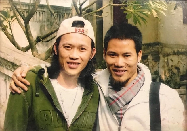 Danh hài Hoài Linh với style tóc dài lãng tử chụp hình với nghệ sĩ Vượng Râu.
