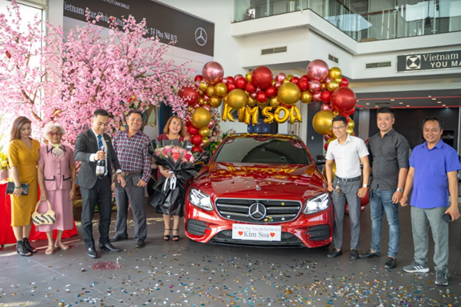 Anh xã Duy Ngô bất ngờ “tậu” siêu xe gần 4 tỷ tặng vợ nhân ngày Quốc tế Phụ nữ 08/03 - 4