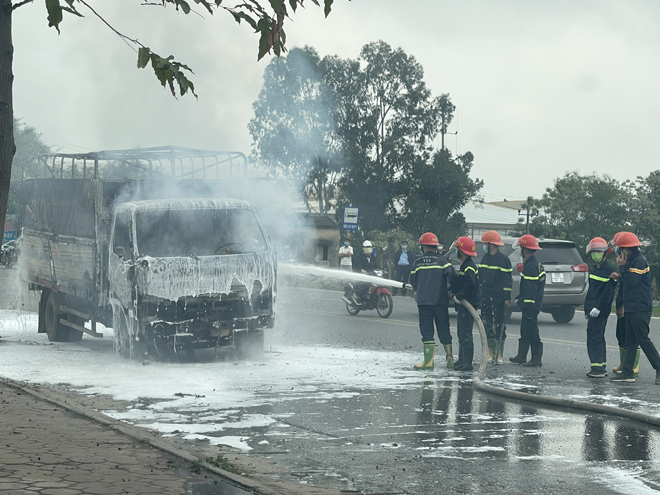 Hải Dương: Cận cảnh ô tô chở bật lửa bốc cháy ngùn ngụt - 2